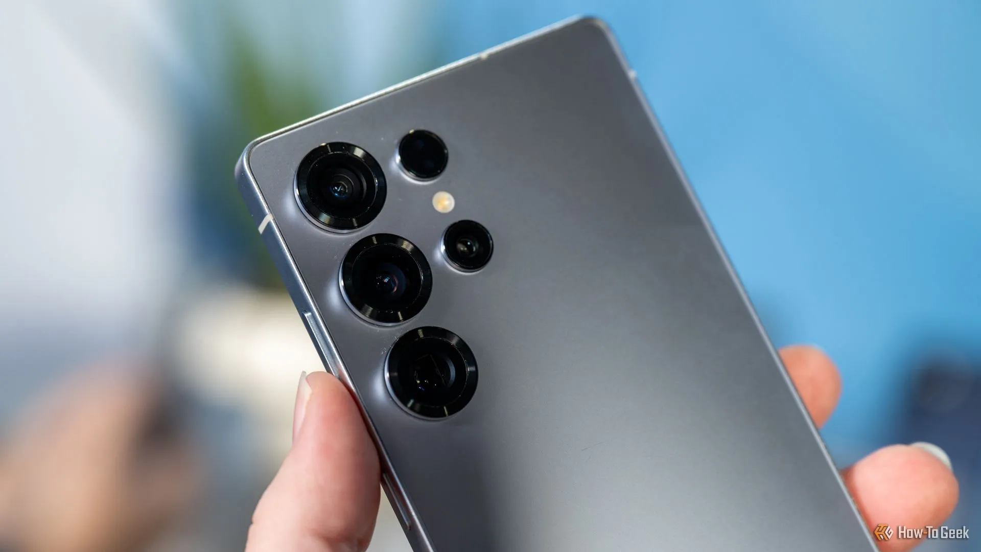Cụm camera và các cảm biến tiên tiến ở mặt lưng Samsung Galaxy S25 Ultra, nhấn mạnh khả năng chụp ảnh và quay video vượt trội.