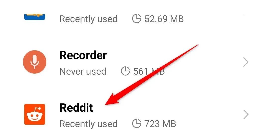 Danh sách các ứng dụng đã cài đặt trên Android, với ứng dụng Reddit được đánh dấu.