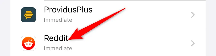 Danh sách ứng dụng trong cài đặt thông báo iPhone, với Reddit được chọn để tùy chỉnh.