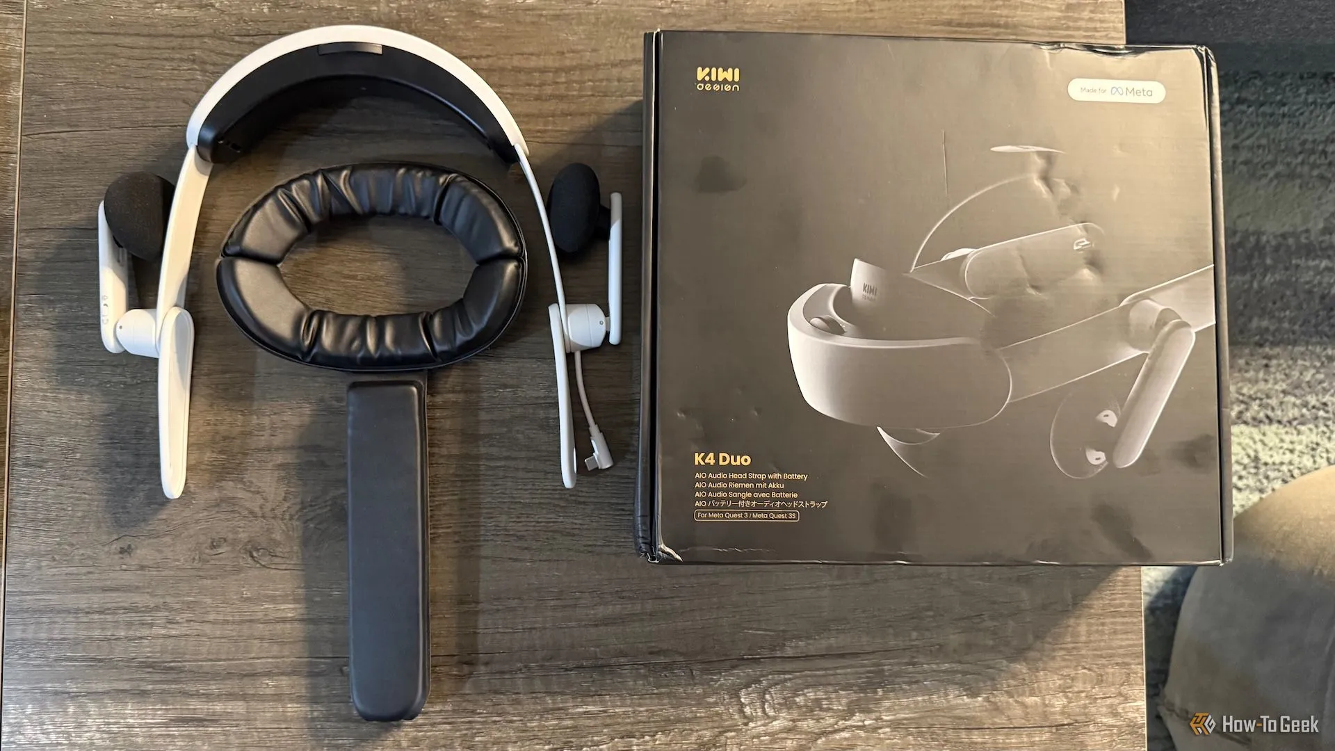 Dây đeo KIWI K4 Duo và hộp sản phẩm trên bàn, tổng quan về phụ kiện VR cao cấp cho Meta Quest 3