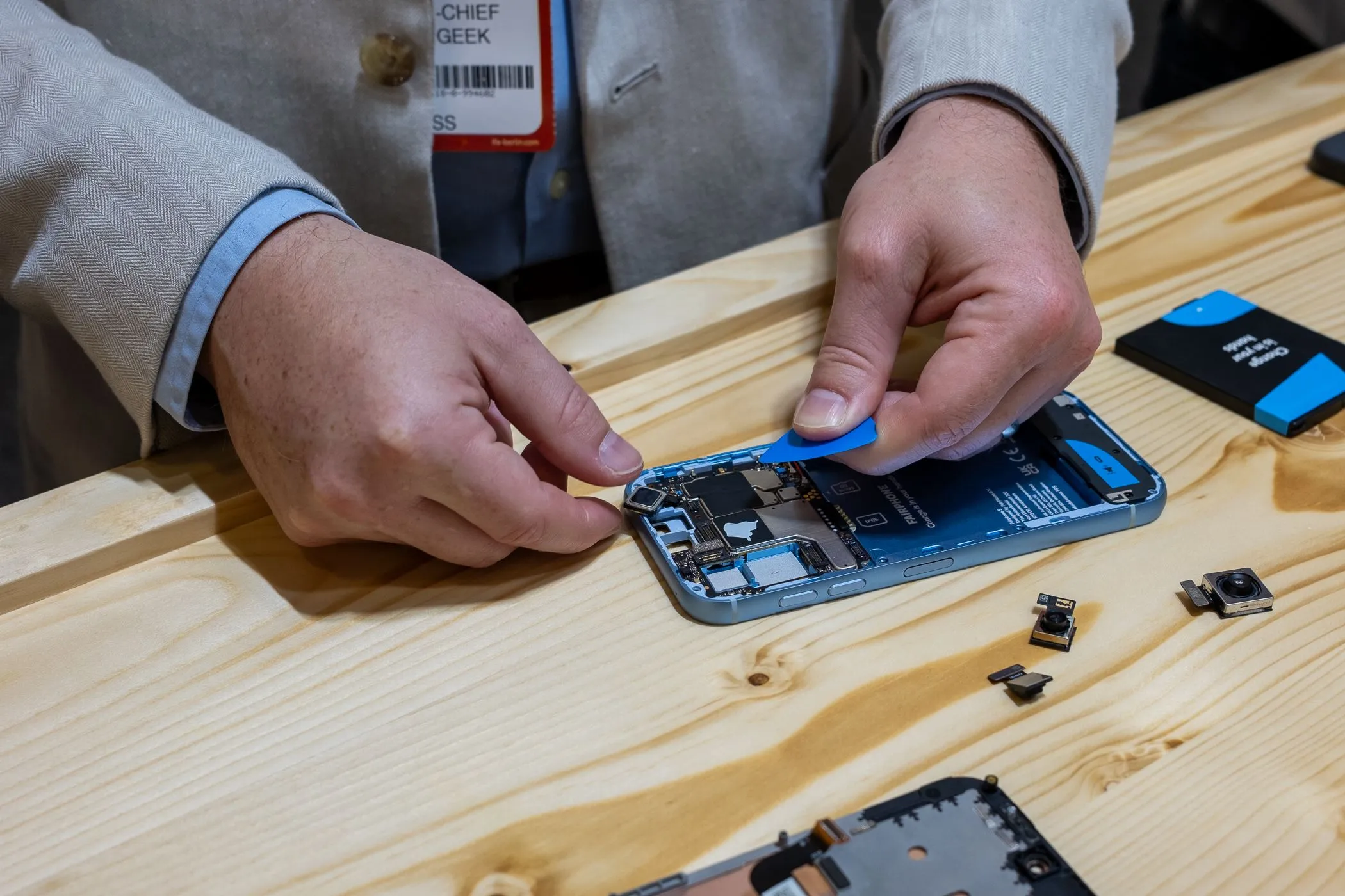 Điện thoại Fairphone 5 màu xanh lá, thiết kế mô-đun độc đáo, đang gặp vấn đề nghiêm trọng với bản cập nhật Android 15 gây lỗi phần mềm