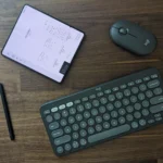 Điện thoại gập Galaxy Z Fold 5 với bàn phím, chuột và bút stylus, minh họa khả năng làm việc như máy tính cá nhân.
