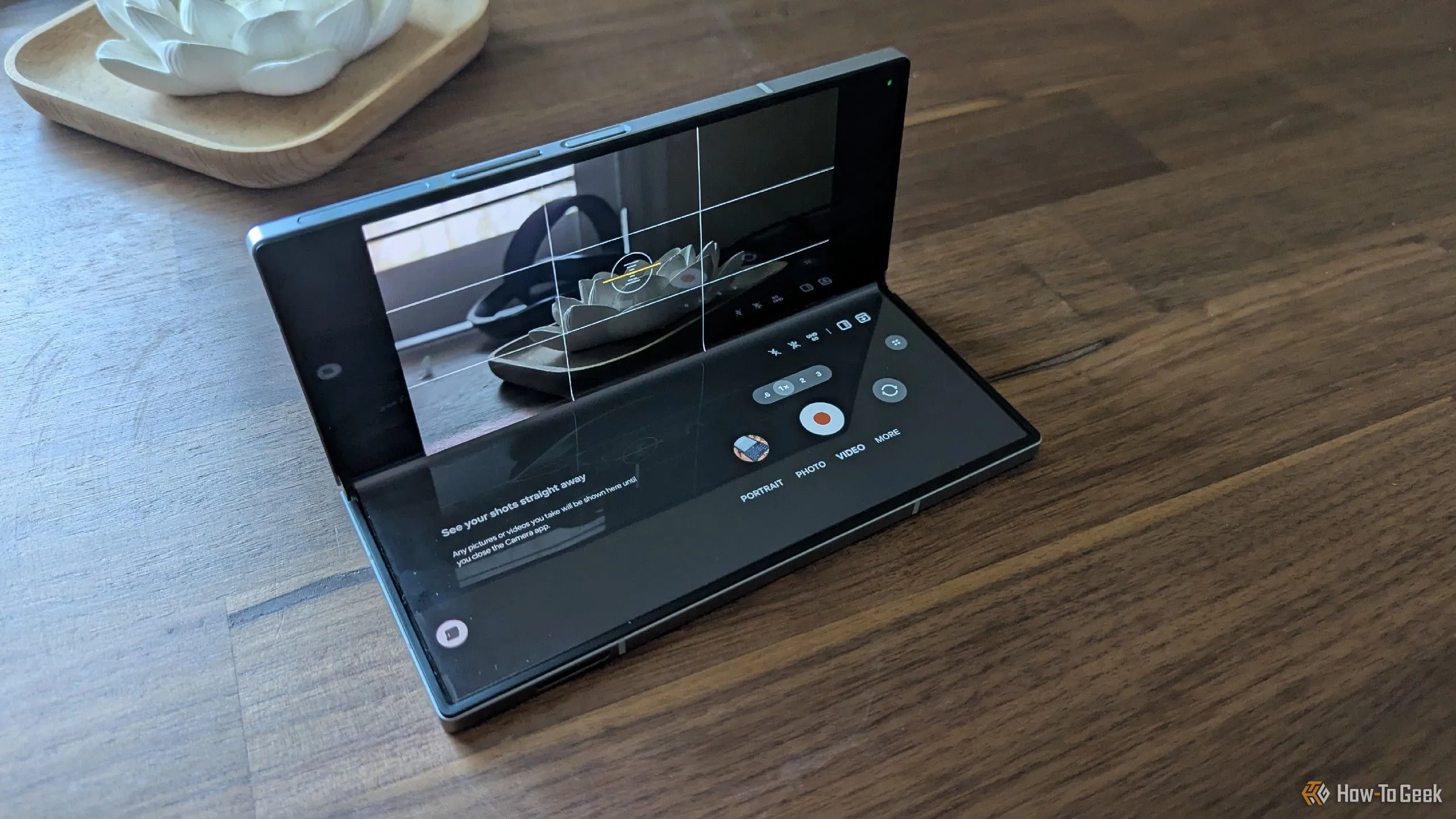 Điện thoại gập Galaxy Z Fold 6 đang được sử dụng như một chân máy ảnh mini, đứng vững trên bề mặt phẳng để chụp ảnh ổn định mà không cần phụ kiện bổ sung.