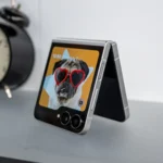 Điện thoại gập Samsung Galaxy Z Flip 7 FE màu đen đặt trên bàn, hiển thị màn hình phụ.