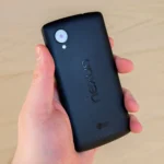 Điện thoại Google Nexus 5 màu đen trong tay người dùng, thể hiện thiết kế tối giản của một trong những smartphone Android flagship đầu tiên.