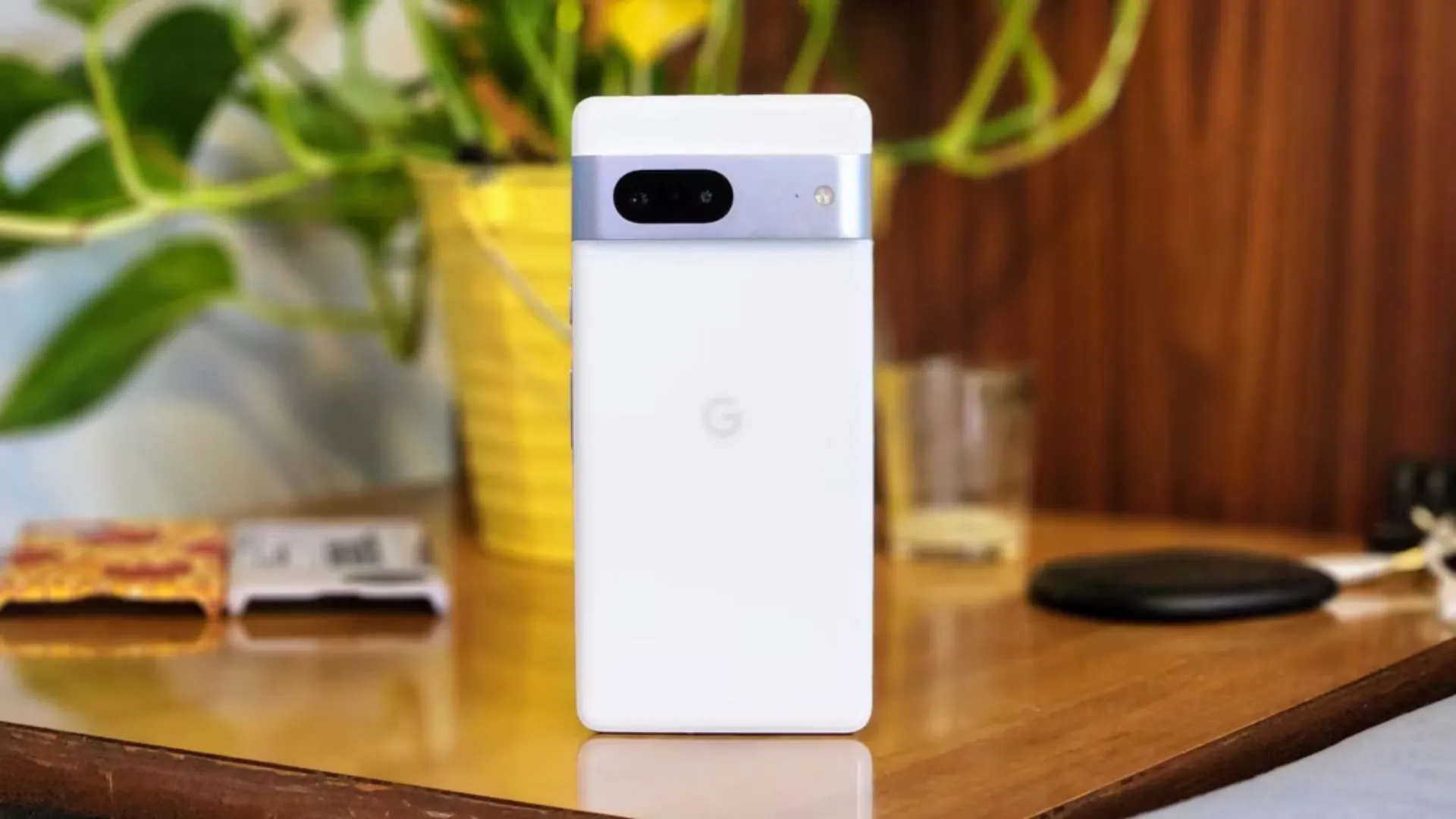 Điện thoại Google Pixel 7 màu đen đứng trên bàn, biểu tượng cho khả năng xử lý ảnh mạnh mẽ của Google.