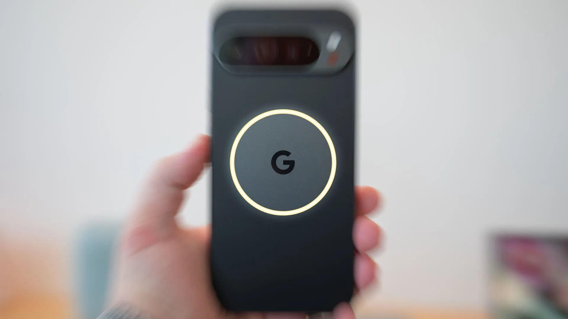 Điện thoại Google Pixel với vòng MagSafe ở mặt lưng, minh họa tính năng sạc không dây nam châm được mong đợi trên dòng Pixel 10