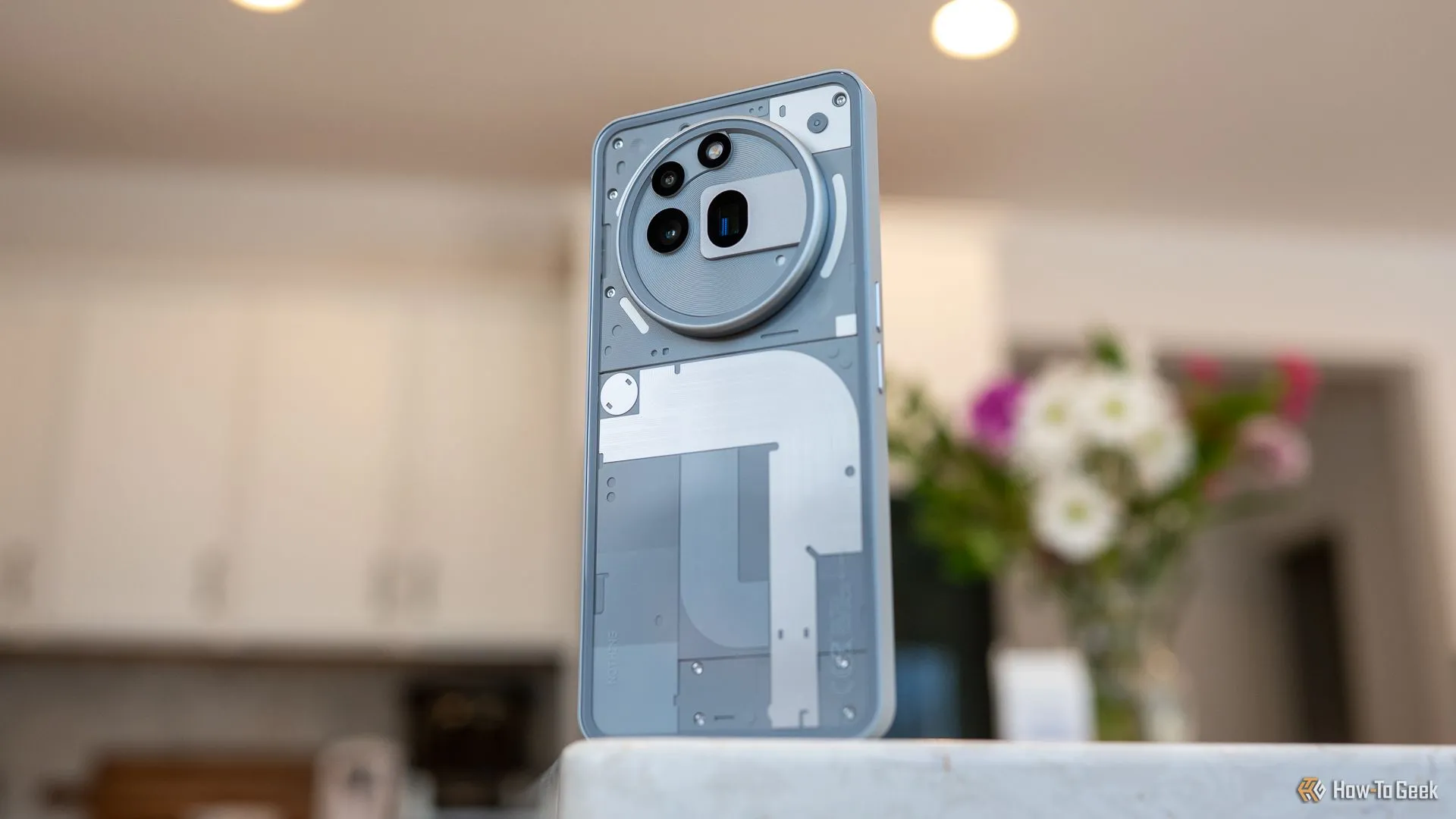 Điện thoại Nothing Phone (3a) Pro màu trắng với thiết kế trong suốt đặc trưng, mang lại hiệu suất tốt trong phân khúc tầm trung.