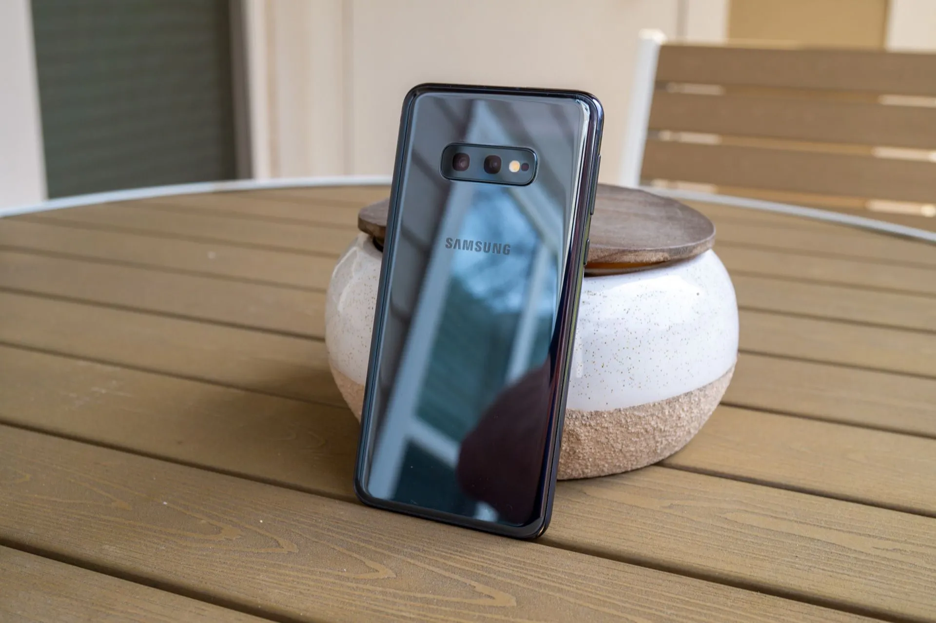 Điện thoại Samsung Galaxy S10e màu trắng đặt trên bàn, thể hiện màn hình AMOLED sống động và thiết kế nhỏ gọn, phù hợp cho người dùng tìm kiếm smartphone tiện lợi.