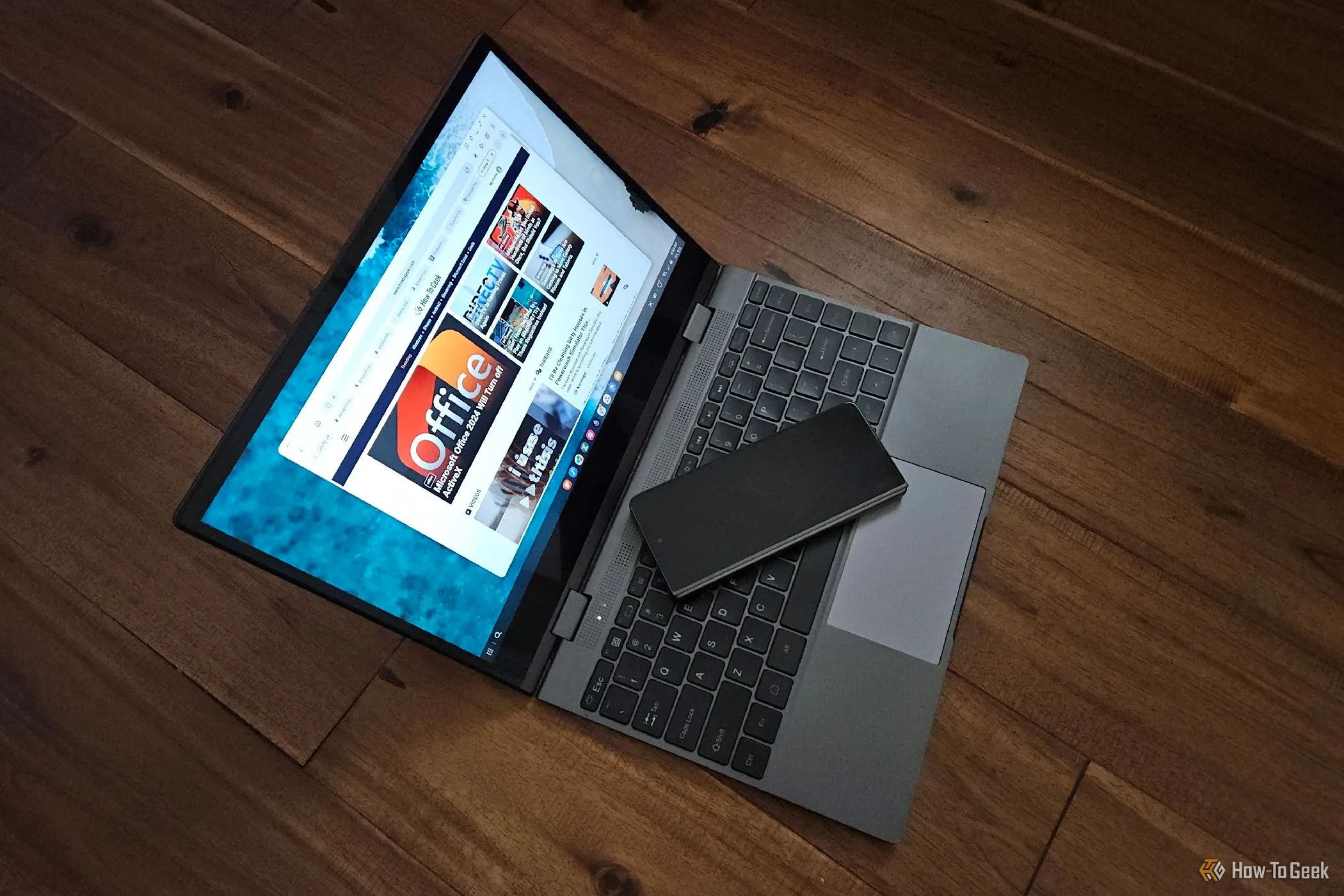 Điện thoại Samsung Galaxy Z Fold 5 kết nối không dây với lapdock UPERFECT, thể hiện tính linh hoạt của Samsung DeX.