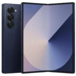 Điện thoại Samsung Galaxy Z Fold 6 đang gập lại, hiển thị màn hình chính lớn bên trong, tượng trưng cho sự kết hợp giữa điện thoại và máy tính bảng, tối ưu cho việc sử dụng bút cảm ứng.