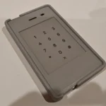 Điện thoại tối giản Light Phone 2 màu trắng trên bề mặt phẳng, biểu tượng cho xu hướng sống số tối giản nhưng có thể gặp vấn đề về tín hiệu di động.