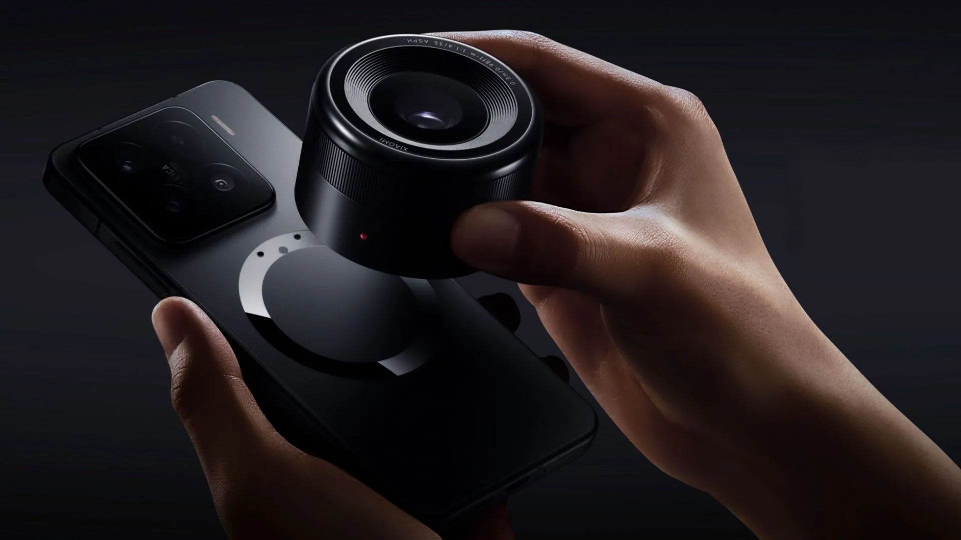 Điện thoại Xiaomi concept với hệ thống ống kính camera từ tính có thể tháo rời, ra mắt tại Mobile World Congress (MWC) 2025.