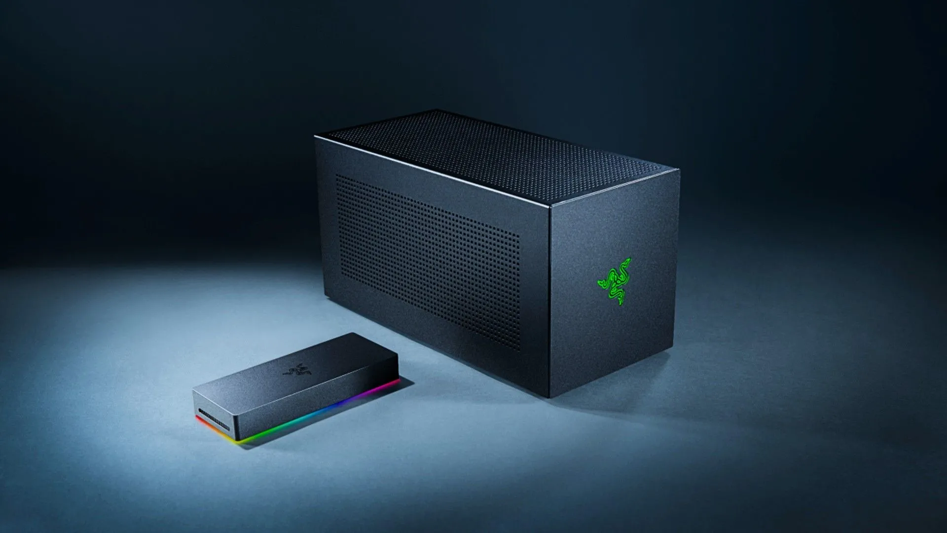 Dock Razer Thunderbolt 5 và vỏ bọc GPU gắn ngoài Razer Core X V2 đặt cạnh nhau, thể hiện giải pháp kết nối và nâng cấp đồ họa mạnh mẽ cho laptop.
