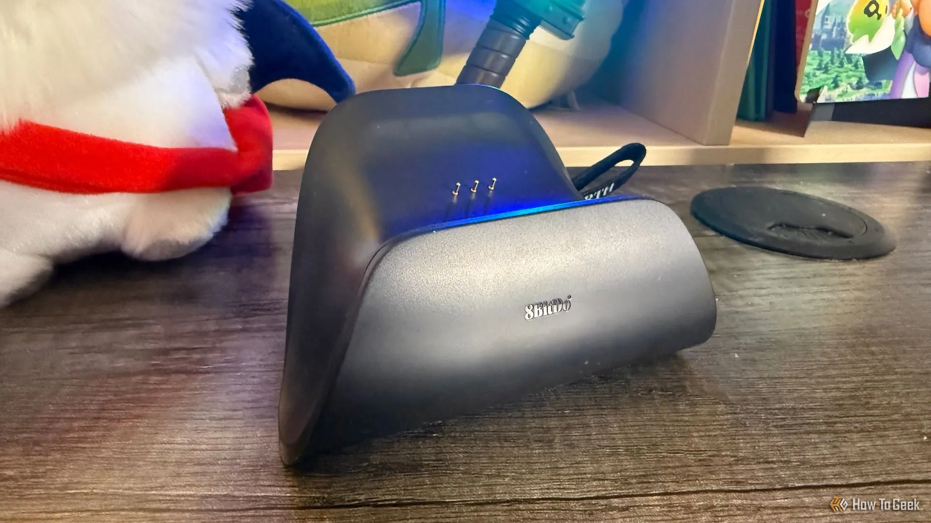 Dock sạc chuyên dụng của tay cầm 8BitDo Ultimate 2.4G, giúp kết nối tức thì và sạc pin tiện lợi cho trải nghiệm chơi game liền mạch.