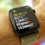 Đồng hồ Apple Watch Series 8 hiển thị giao diện theo dõi bài tập luyện sức mạnh truyền thống, nhấn mạnh tính năng sức khỏe.
