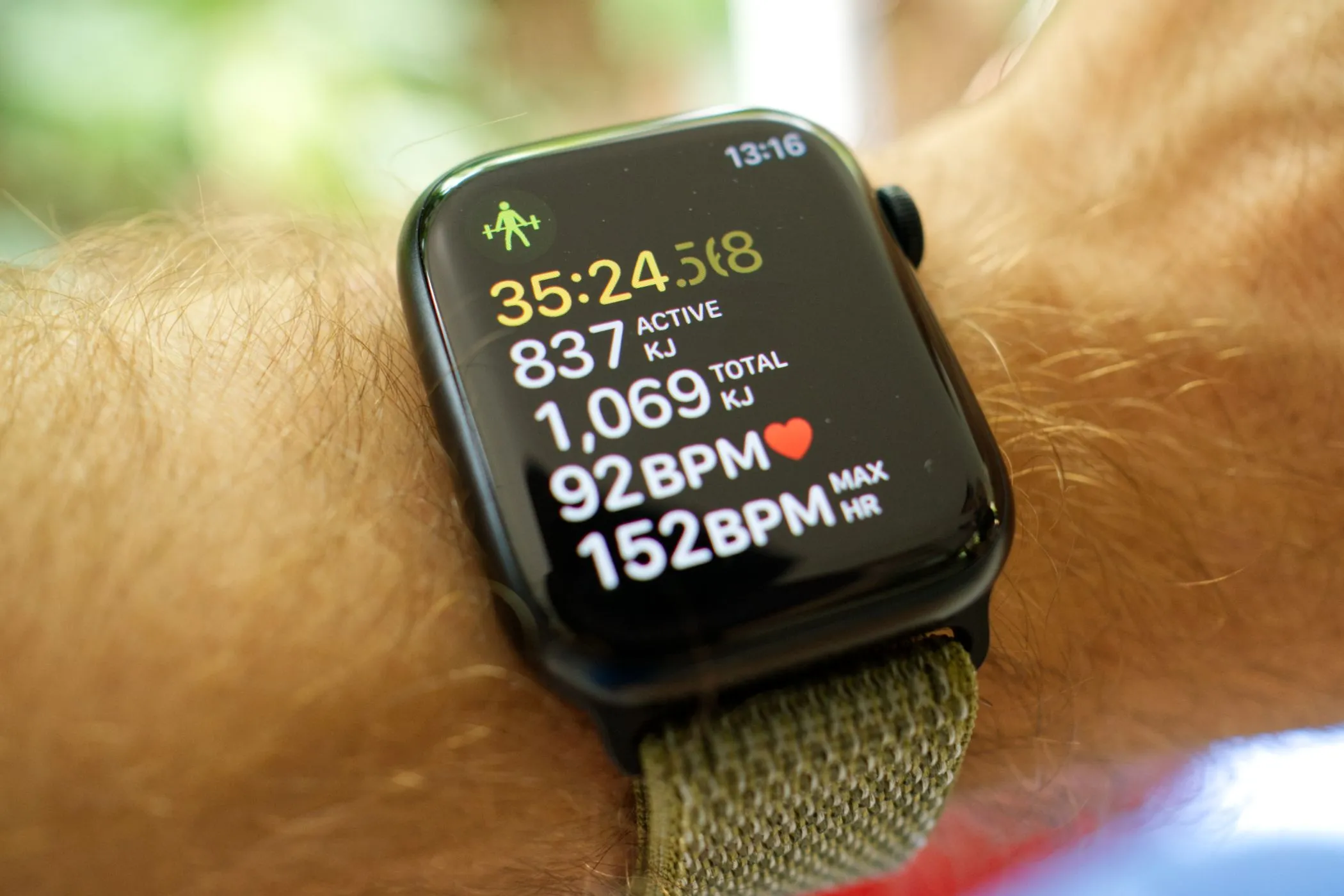 Đồng hồ Apple Watch Series 8 hiển thị giao diện theo dõi bài tập luyện sức mạnh truyền thống, nhấn mạnh tính năng sức khỏe.