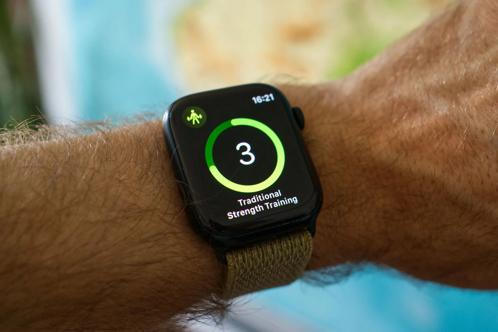 Đồng hồ Apple Watch Series 8 hiển thị màn hình khởi động bài tập rèn luyện sức mạnh, giúp người dùng theo dõi nhịp tim và cường độ tập luyện hiệu quả.