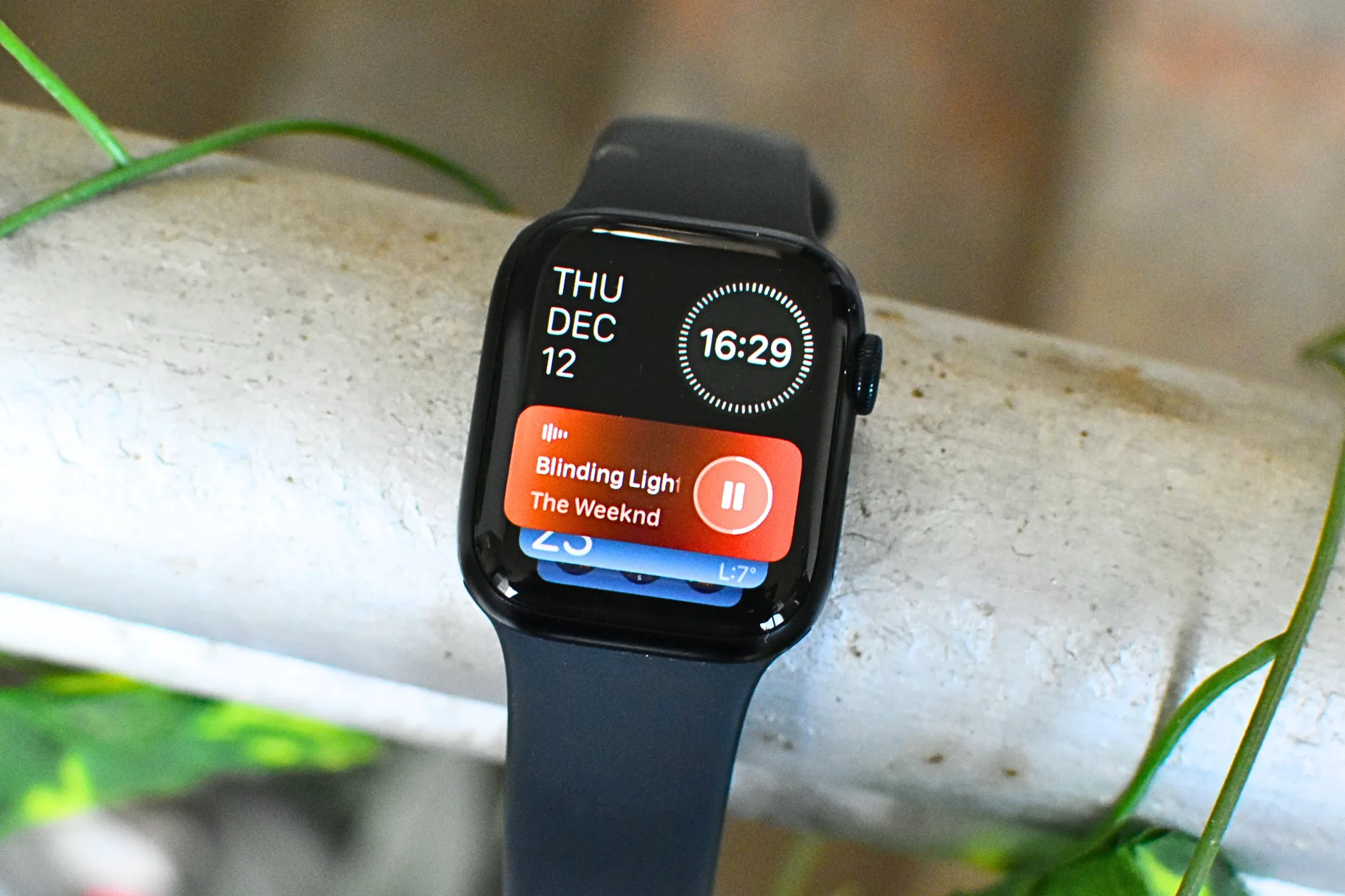 Đồng hồ Apple Watch trên cổ tay, thể hiện sự phổ biến và tương lai không bị cấm tại Mỹ.