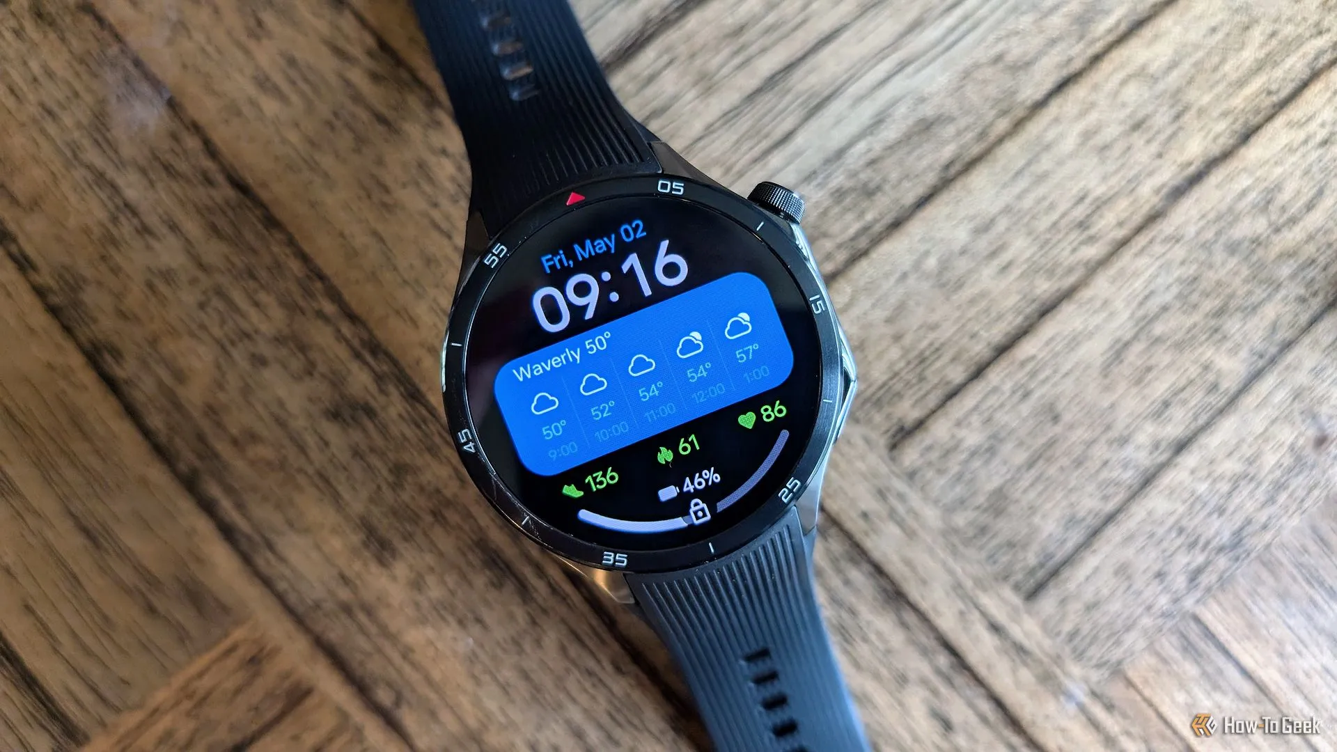Đồng hồ thông minh OnePlus Watch 3 trên cổ tay, minh họa các cải tiến về kích thước và tính năng giúp khắc phục những điểm trừ trước đây.