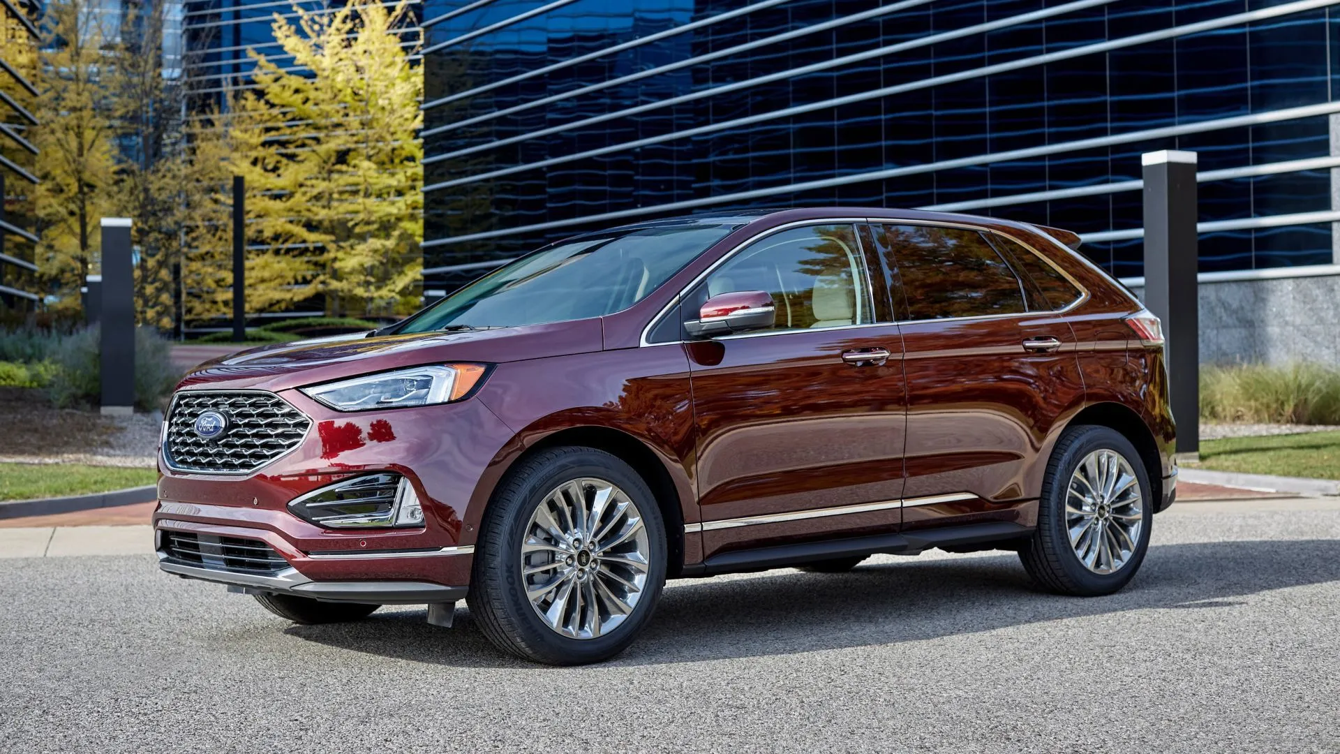 Ford Edge Titanium Elite 2021 màu đỏ đỗ trước tòa nhà hiện đại, xe SUV có thể bị lỗi hiển thị camera lùi