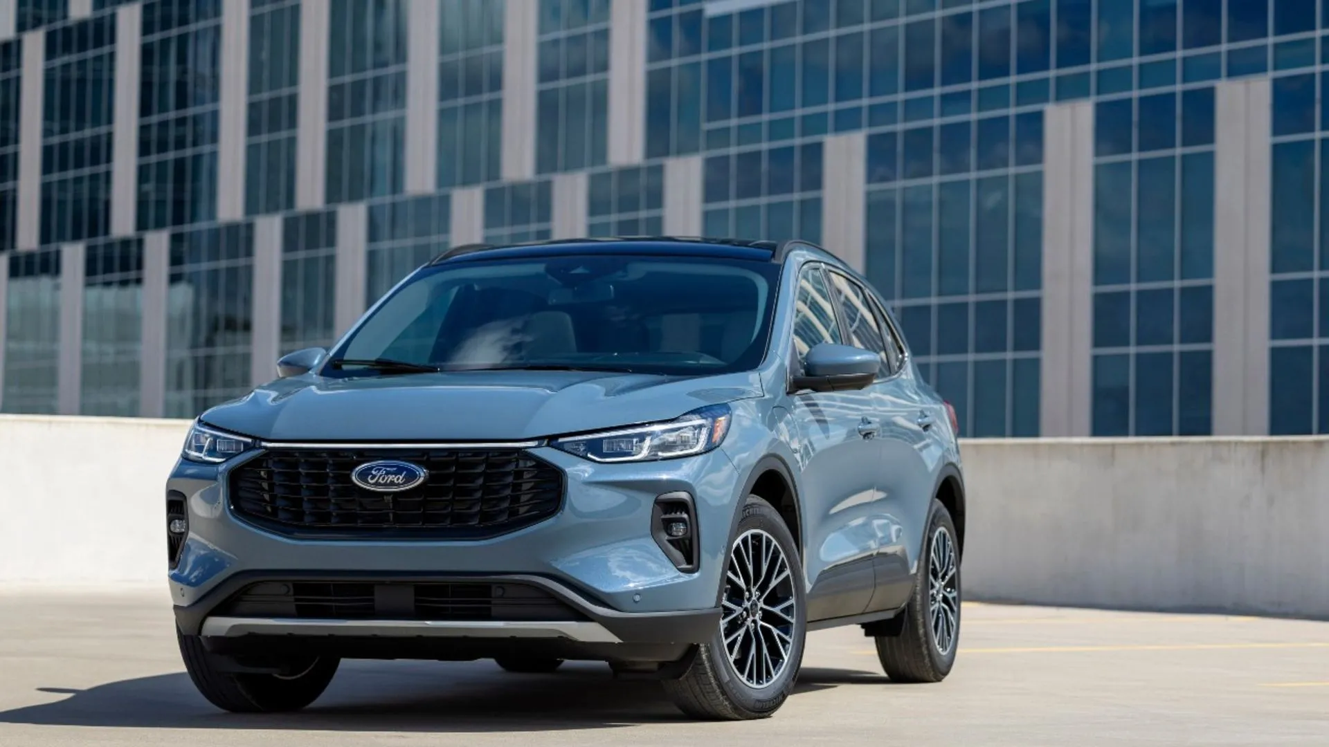 Ford Escape hybrid 2025 nhìn từ góc trước, SUV bị lỗi hiển thị camera lùi đảo ngược