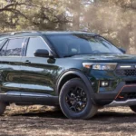 Ford Explorer Timberline 2021 màu xanh lá cây đỗ trong rừng, xe SUV bị lỗi camera lùi