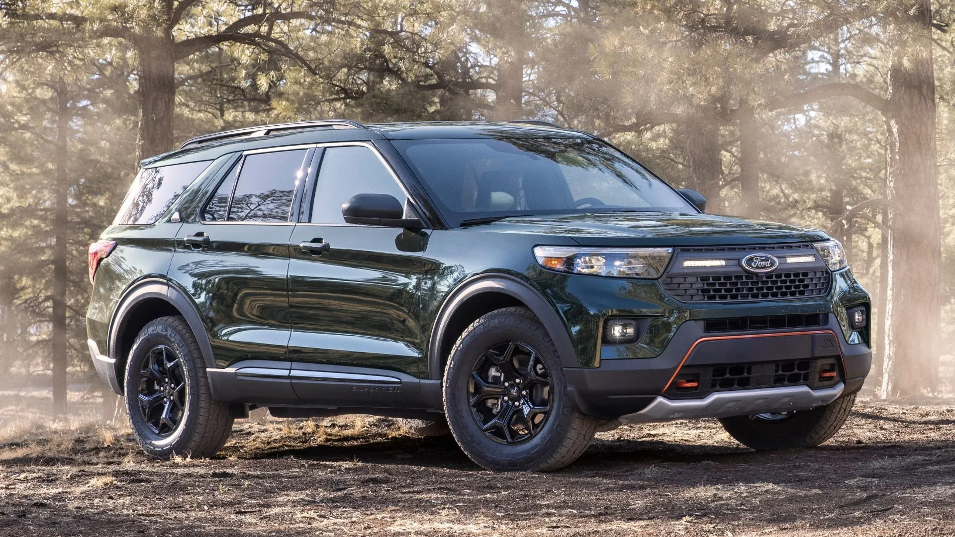 Ford Explorer Timberline 2021 màu xanh lá cây đỗ trong rừng, xe SUV bị lỗi camera lùi