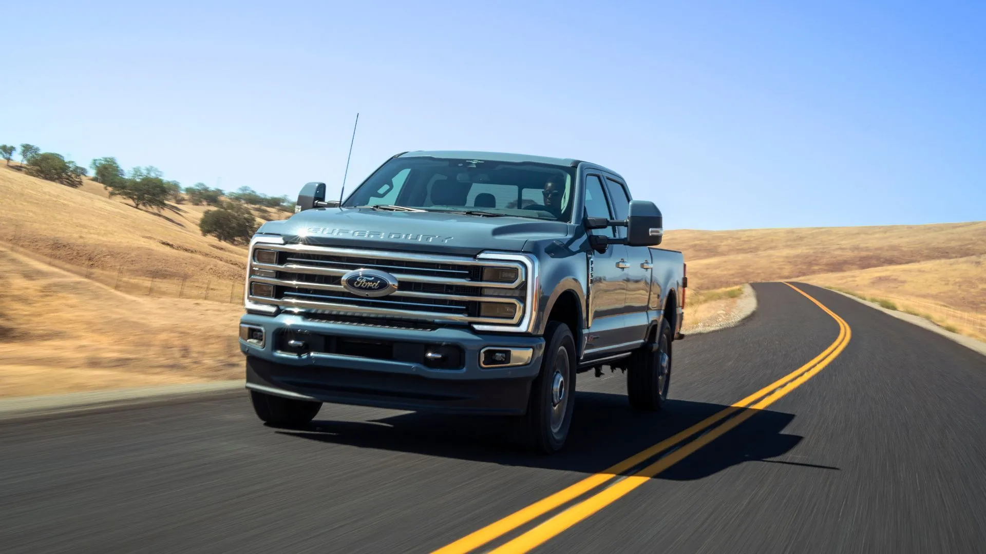 Ford Super Duty F-350 Limited 2023 đang chạy trên đường nông thôn, xe tải bị lỗi cửa sổ điện
