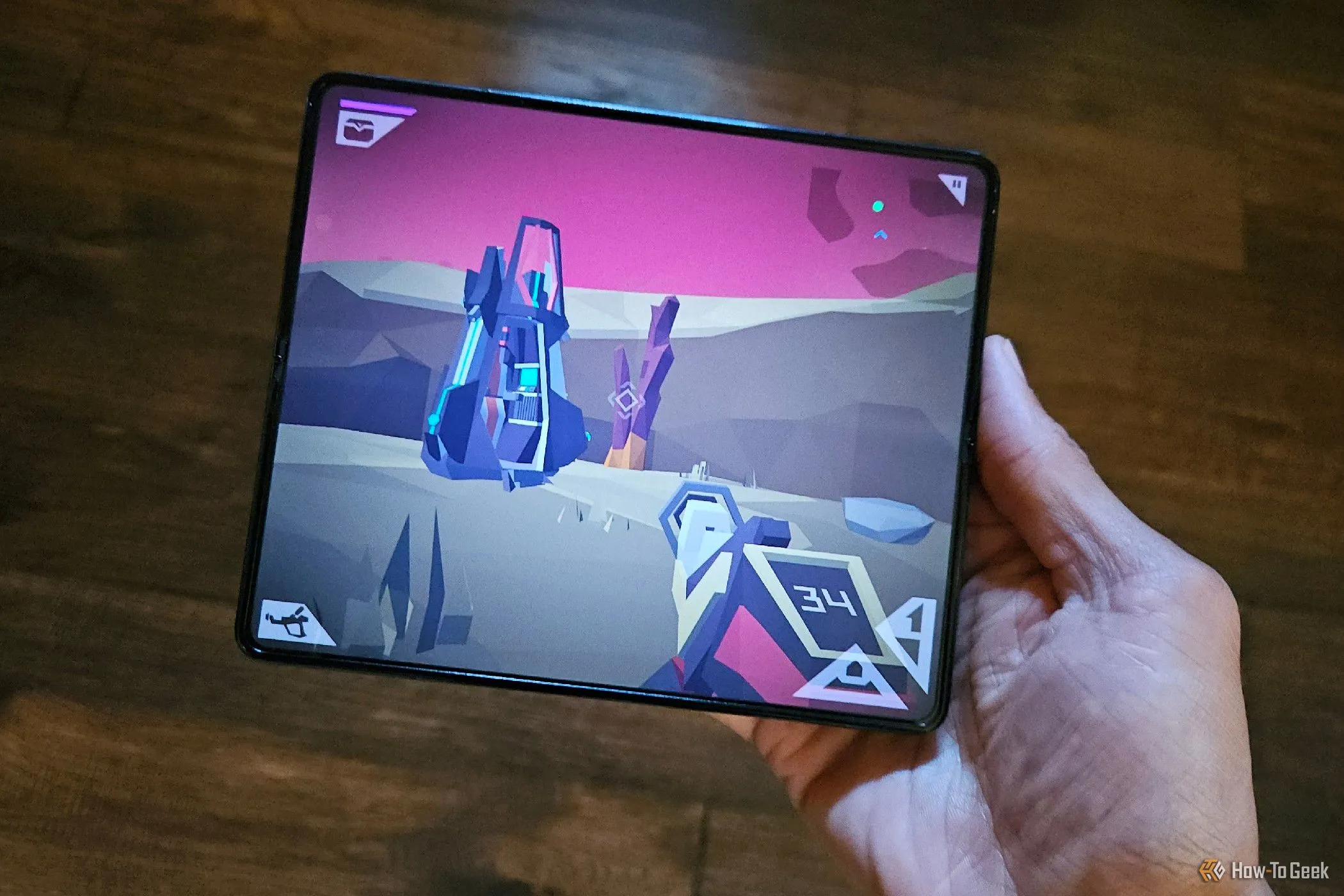 Game Morphite đang chạy trên màn hình lớn của Samsung Galaxy Z Fold 5, minh họa khả năng tối ưu hiển thị game trên điện thoại gập, mang lại trải nghiệm chơi game nhập vai.