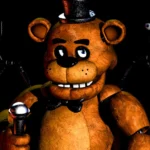 Gấu Freddy Fazbear cầm mic đứng cạnh các nhân vật hoạt hình khác trong thế giới kinh dị của Five Nights at Freddy's, thể hiện sự phức tạp của cốt truyện game kinh dị nổi tiếng.