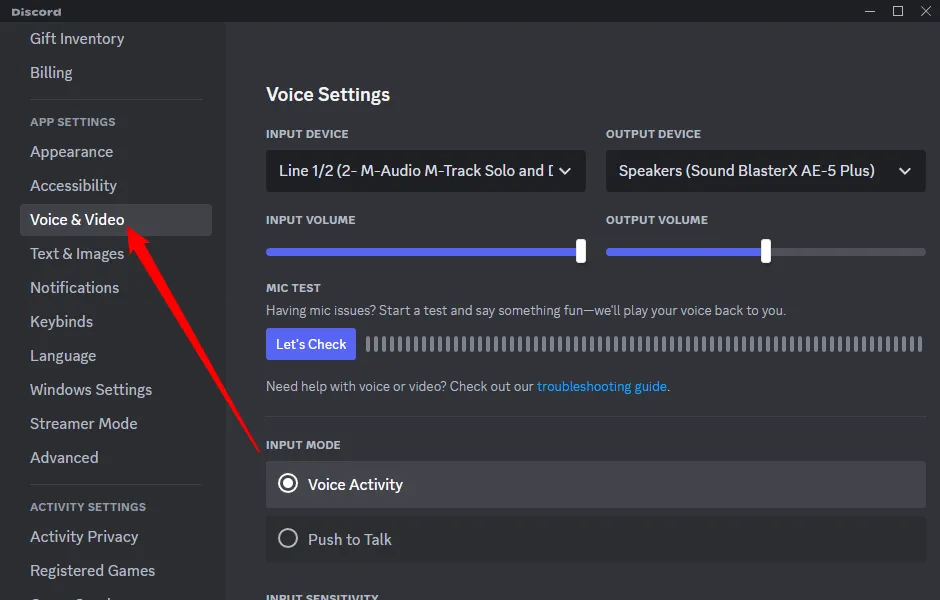 Giao diện cài đặt Discord với tab &quot;Voice &amp; Video&quot; được chọn, hiển thị các tùy chọn cấu hình micro và tai nghe.