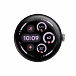 Giao diện động mới Material 3 Expressive của Wear OS 6 hiển thị trên đồng hồ thông minh Pixel Watch, minh họa các cải tiến thiết kế và màu sắc sống động.