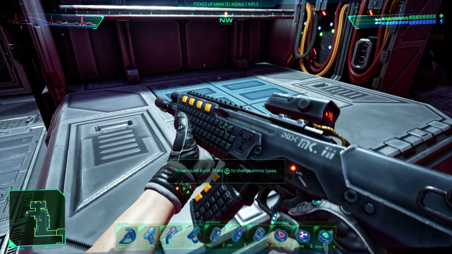 Giao diện gameplay từ bản làm lại năm 2023 của System Shock, một tựa game immersive sim kinh điển kết hợp yếu tố bắn súng góc nhìn thứ nhất, kinh dị và giải đố trong môi trường khoa học viễn tưởng.