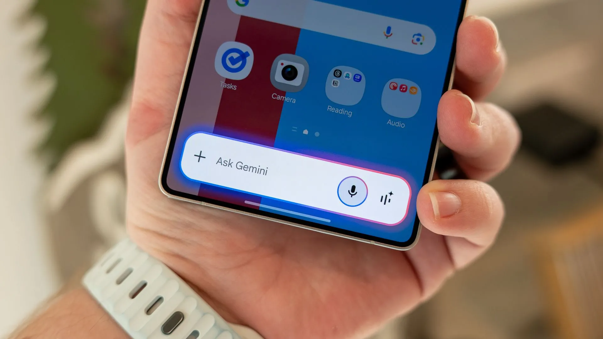 Giao diện Google Gemini hiển thị trên điện thoại Samsung Galaxy S25 Ultra, minh họa tính năng nhận diện bài hát và tương tác AI.