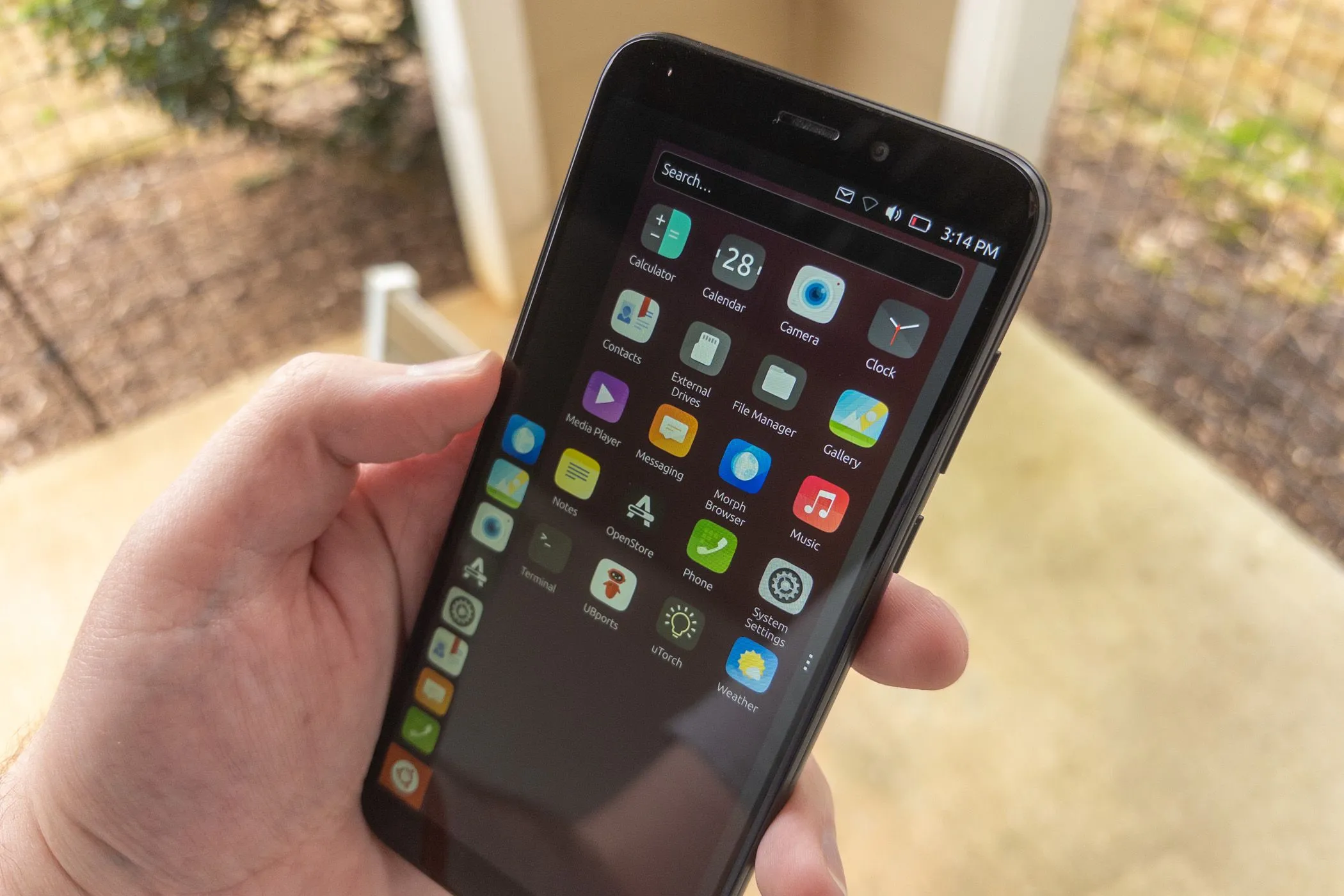Giao diện hệ điều hành di động Ubuntu Touch hiển thị trên màn hình điện thoại thông minh, nay đã hỗ trợ VoLTE.