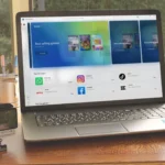 Giao diện Microsoft Store mở trên màn hình máy tính xách tay đặt cạnh cửa sổ, minh họa việc tải ứng dụng từ cửa hàng chính thức uy tín.