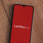 Giao diện ứng dụng LastPass trên màn hình điện thoại, minh họa rủi ro bảo mật của trình quản lý mật khẩu đám mây.