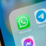 Giao diện ứng dụng WhatsApp trên điện thoại iPhone, minh họa cho việc sử dụng và quản lý tin nhắn