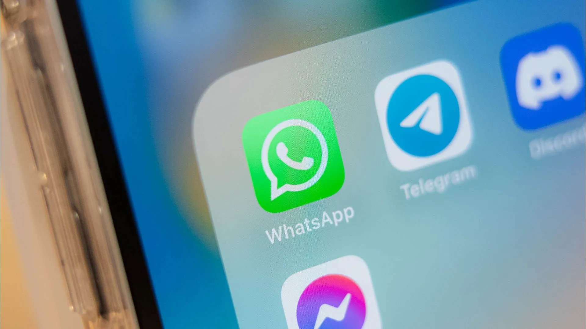 Giao diện ứng dụng WhatsApp trên điện thoại iPhone, minh họa cho việc sử dụng và quản lý tin nhắn