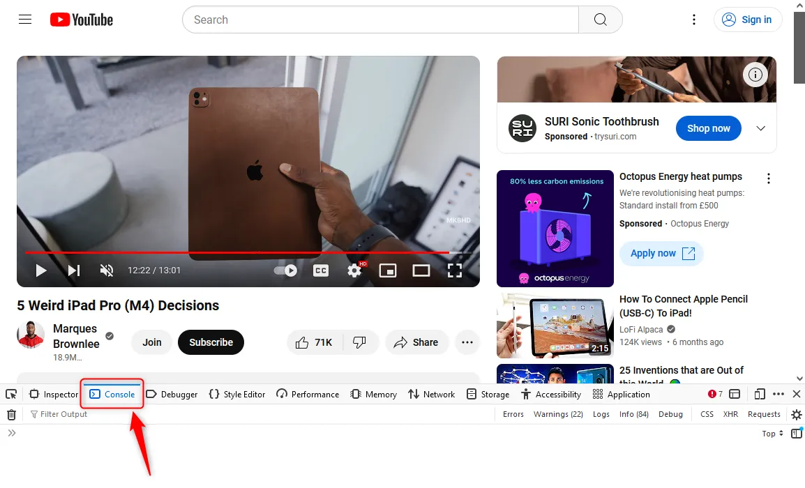 Giao diện YouTube hiển thị cùng công cụ nhà phát triển của trình duyệt được mở, với tab Console đang được chọn để nhập lệnh.