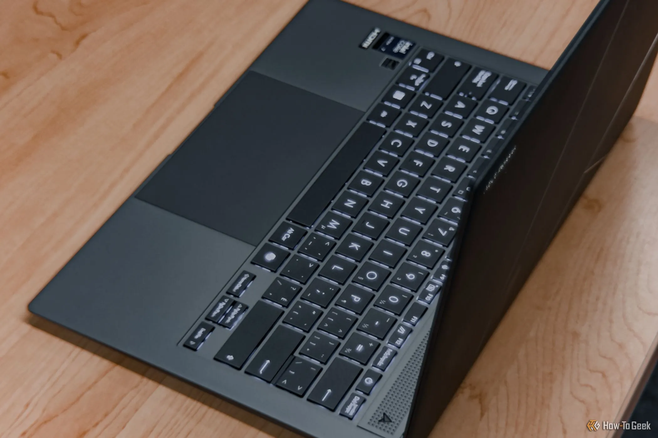 Góc nhìn từ phía sau bàn phím ASUS Zenbook S 14, làm nổi bật thiết kế mỏng và gọn, cùng với hệ thống tản nhiệt hiệu quả bên trong.