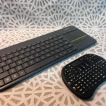 Hai bộ bàn phím và chuột không dây, gồm Logitech và Rii mini, minh họa sự cồng kềnh so với tay cầm Xbox.