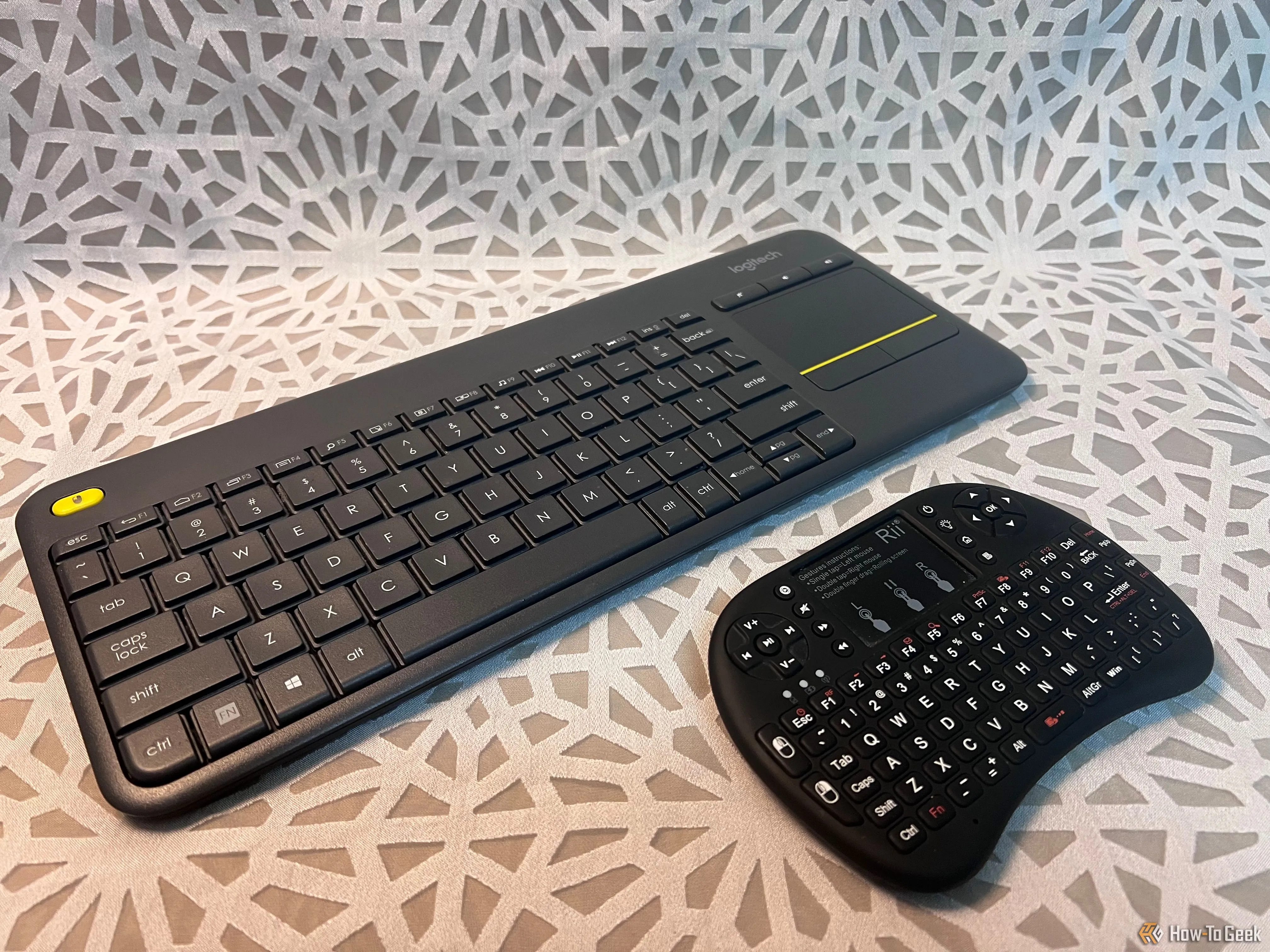 Hai bộ bàn phím và chuột không dây, gồm Logitech và Rii mini, minh họa sự cồng kềnh so với tay cầm Xbox.