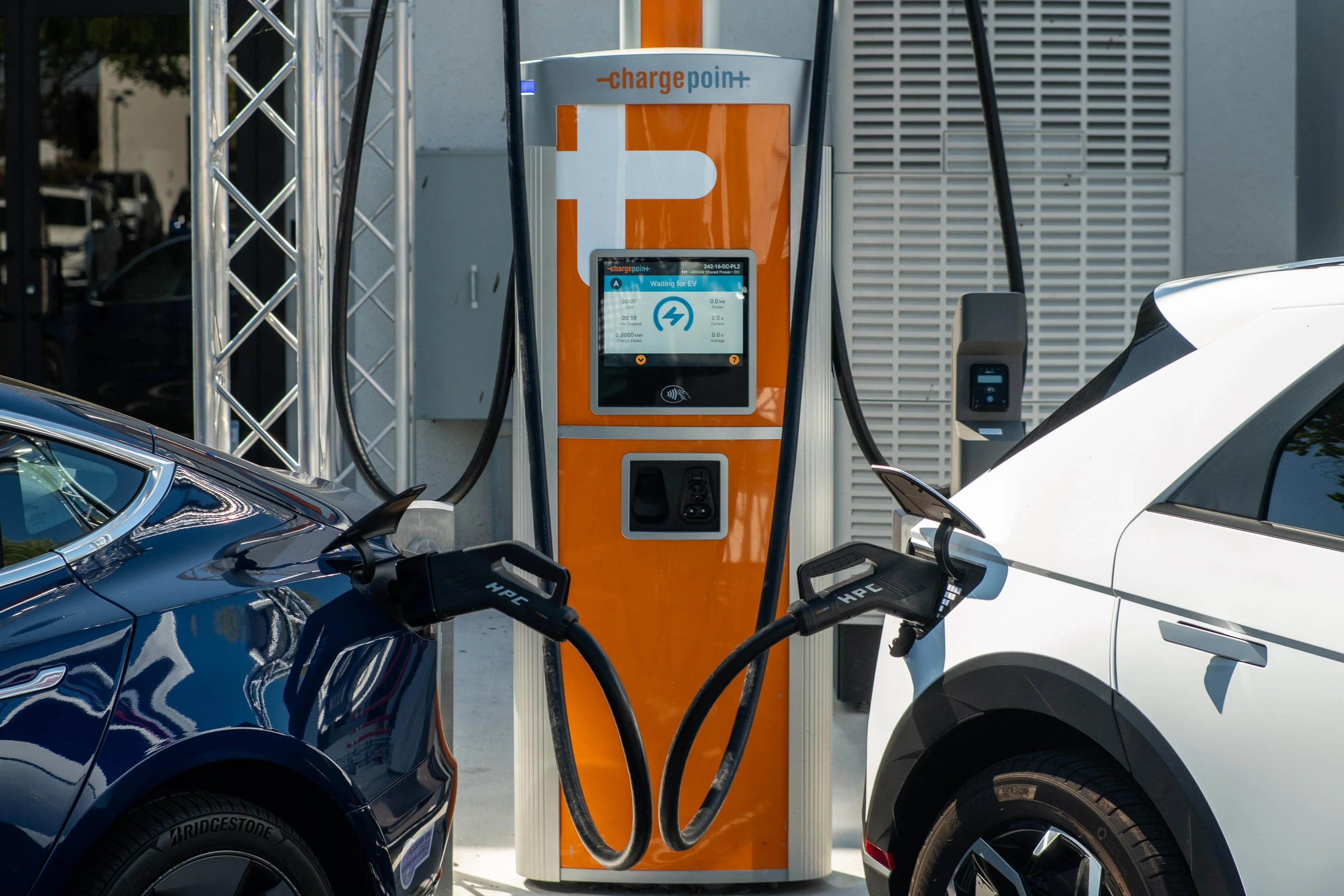 Hai xe điện đang sạc tại trạm sạc ChargePoint, minh họa sự phụ thuộc vào ứng dụng di động khi sử dụng xe điện và thách thức cho người dùng điện thoại cục gạch.