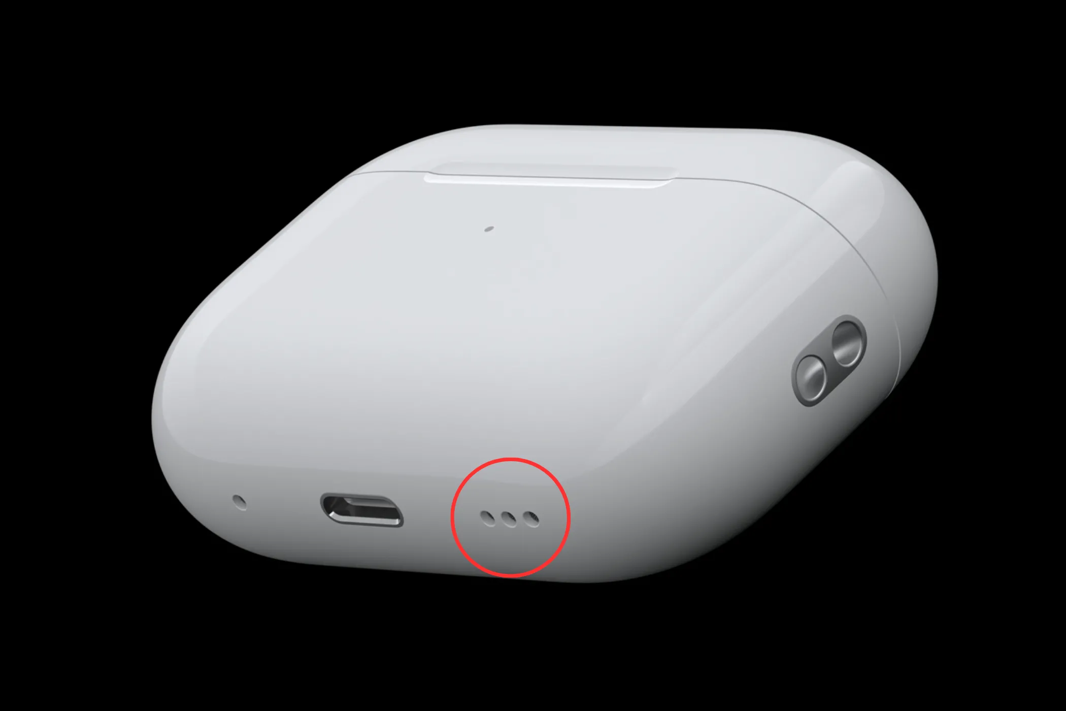 Hình ảnh cận cảnh hộp sạc AirPods Pro 2, làm nổi bật loa nhỏ gần cổng sạc USB-C, giúp dễ dàng định vị tai nghe bị mất bằng âm thanh.