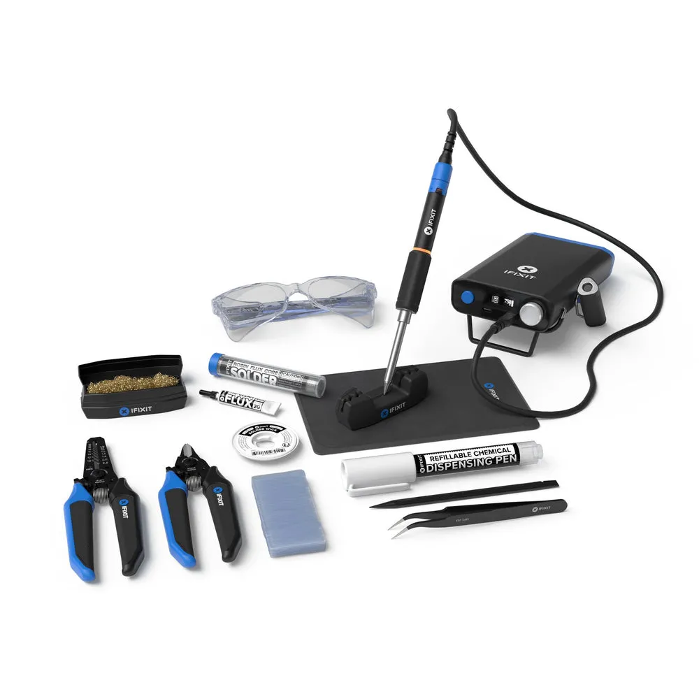 Hình ảnh cận cảnh người dùng đang thực hiện công việc hàn với mỏ hàn di động iFixit FixHub, thể hiện khả năng ứng dụng linh hoạt của sản phẩm trong sửa chữa điện tử