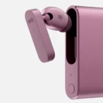 Hình ảnh cận cảnh tai nghe không dây HMD Amped Buds màu đen, thể hiện chi tiết thiết kế độc đáo của thân tai nghe và nút tai, nhấn mạnh công nghệ chống ồn chủ động ANC và khử ồn môi trường ENC, cùng khả năng tương thích với hộp sạc dự phòng 1600mAh tiện ích.