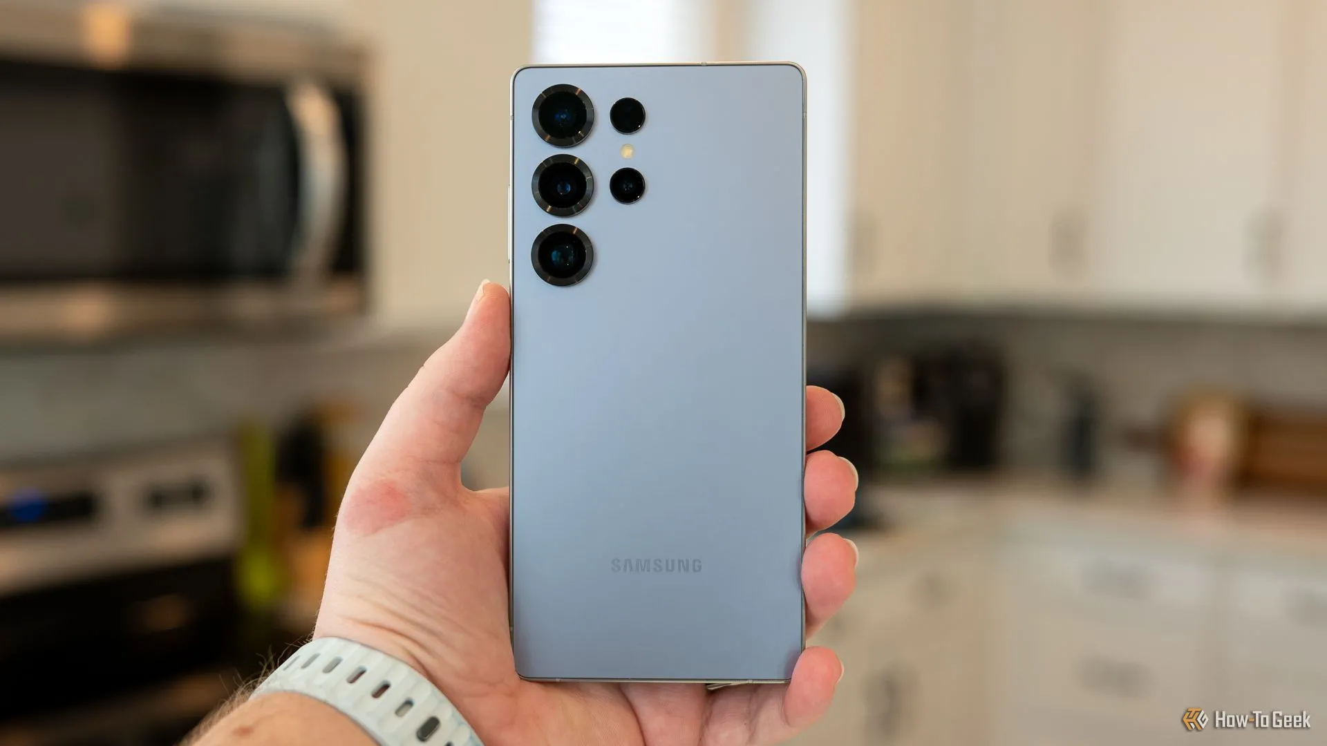 Hình ảnh mặt sau điện thoại Samsung Galaxy S25 Ultra với cụm camera nổi bật, bao gồm ống kính telephoto, thể hiện khả năng chụp ảnh chuyên nghiệp.