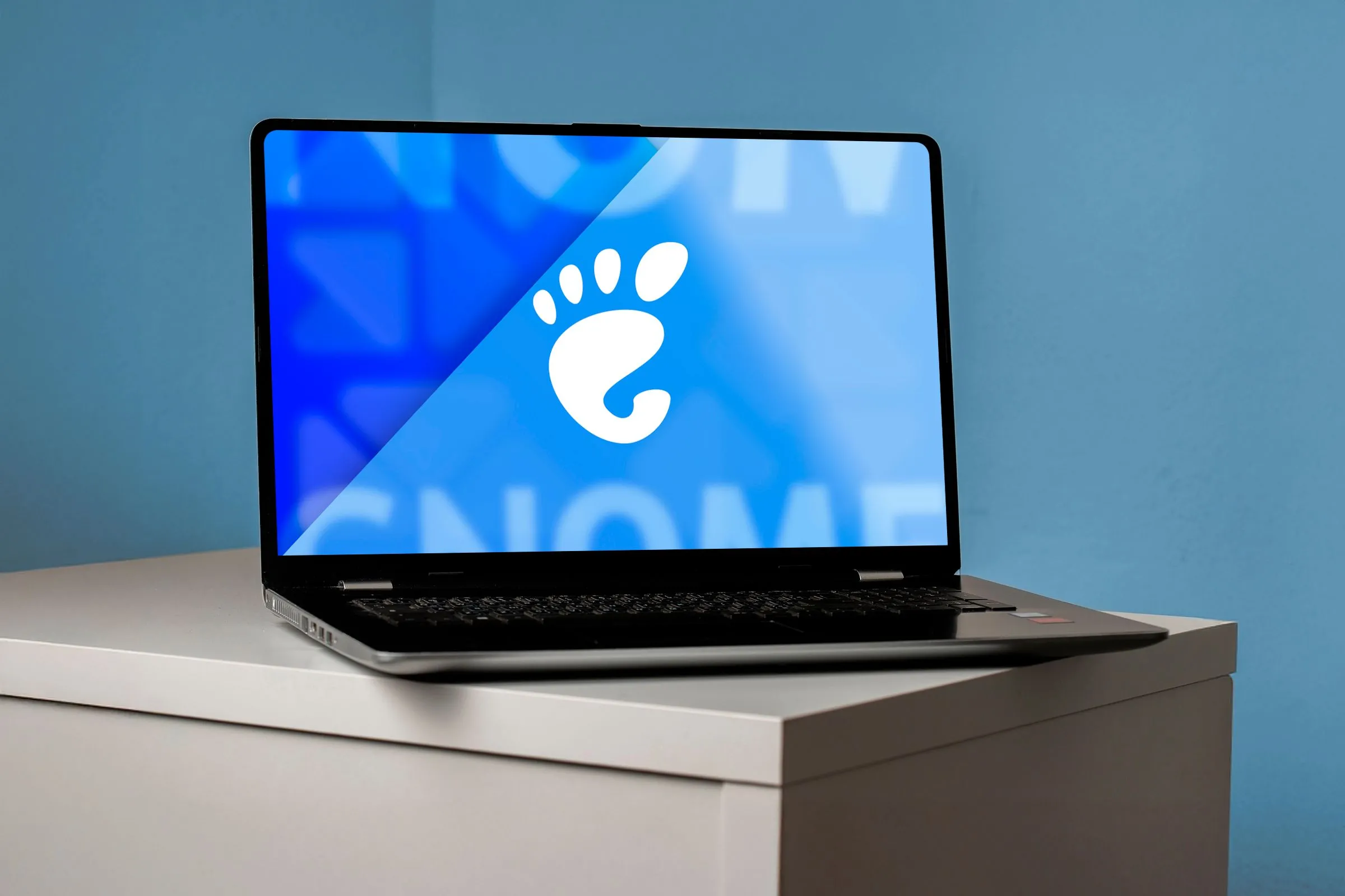 Hình ảnh một chiếc laptop hiển thị logo GNOME trên màn hình, báo hiệu sự ra mắt của phiên bản GNOME 48 Bengaluru